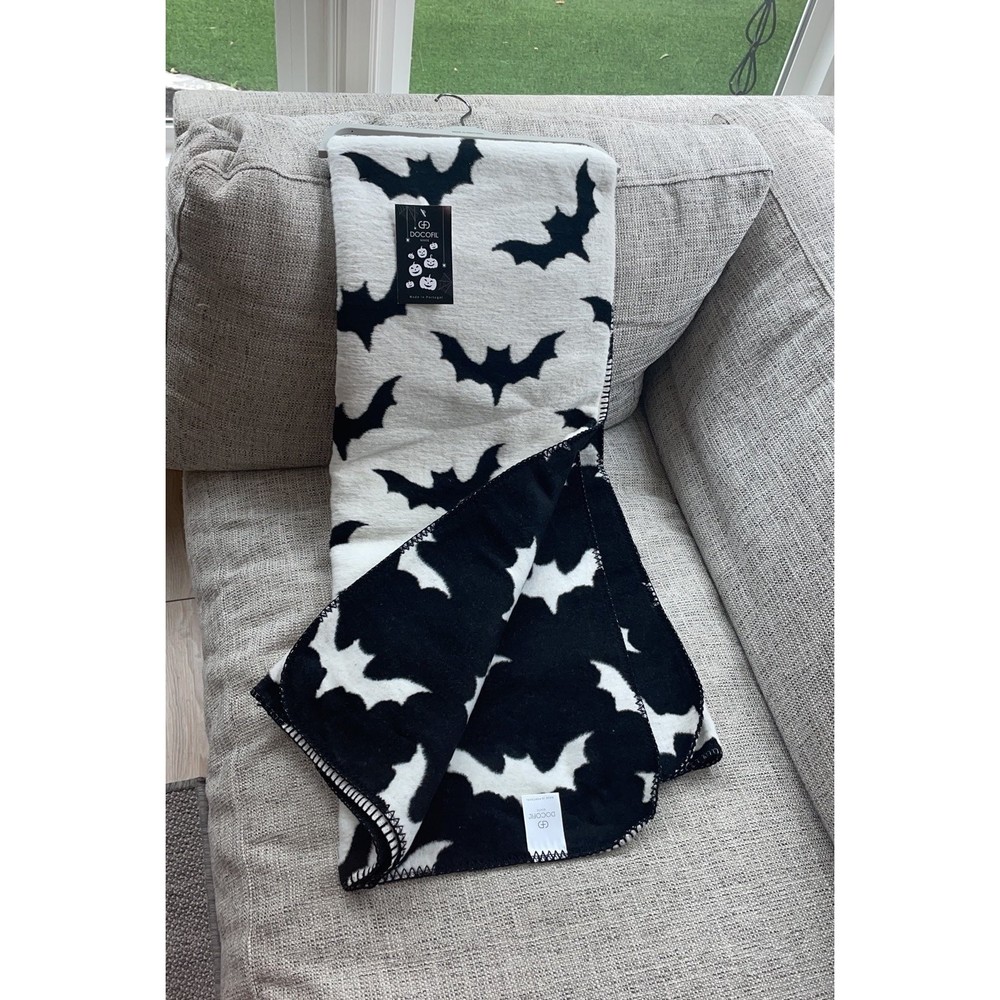 BNWT Docofil Bat Reversible Throw Blanket, Black & White, soft, halloween, fall